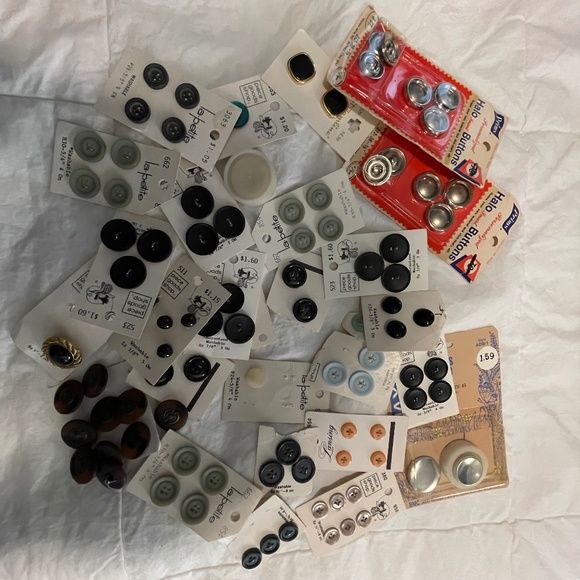 Buttons - Picture 3 of 7